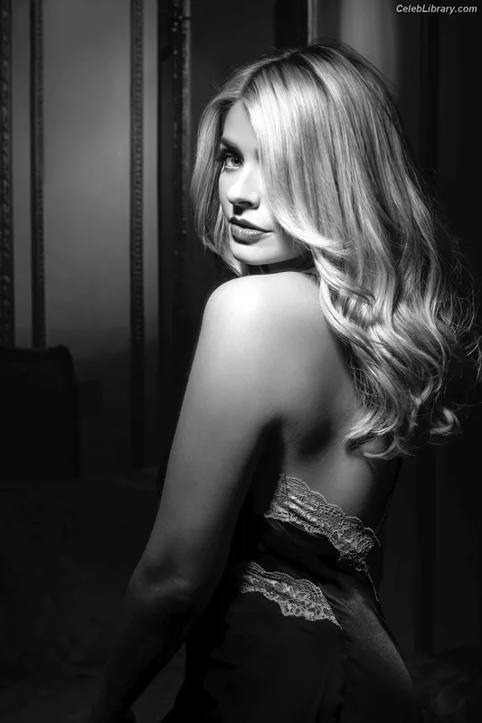 Holly Willoughby photo 9 of 931