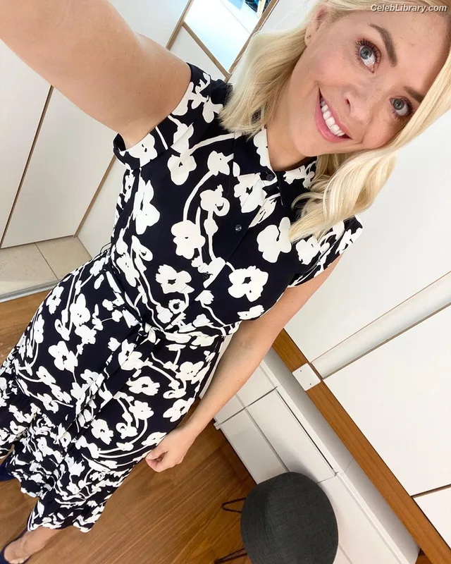 Holly Willoughby photo 18 of 931