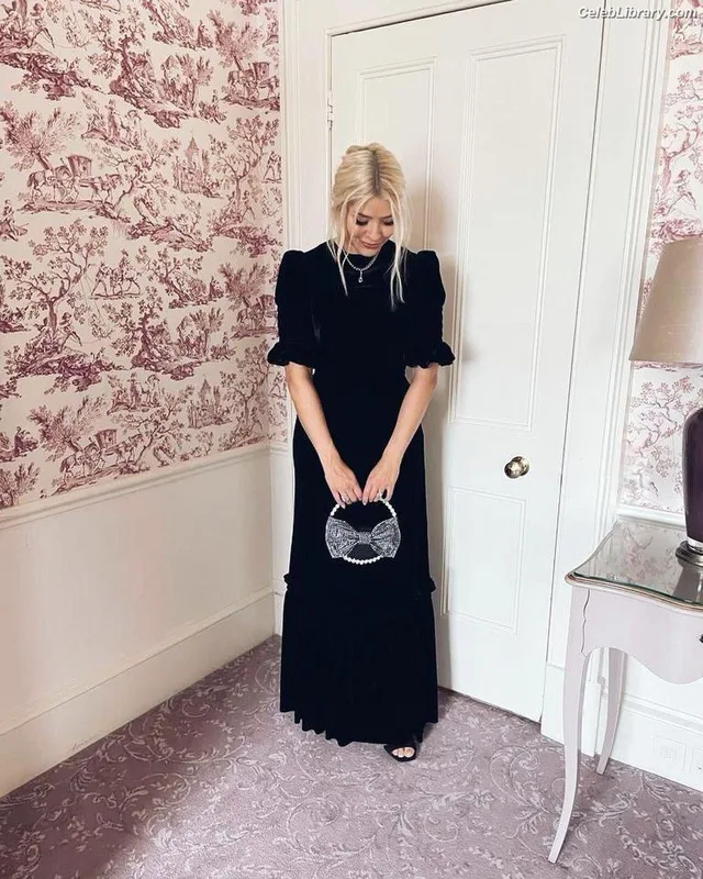 Holly Willoughby photo 2 of 931