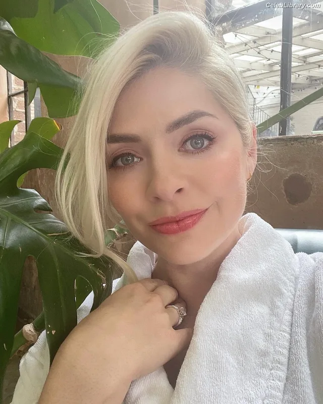 Holly Willoughby photo 8 of 931