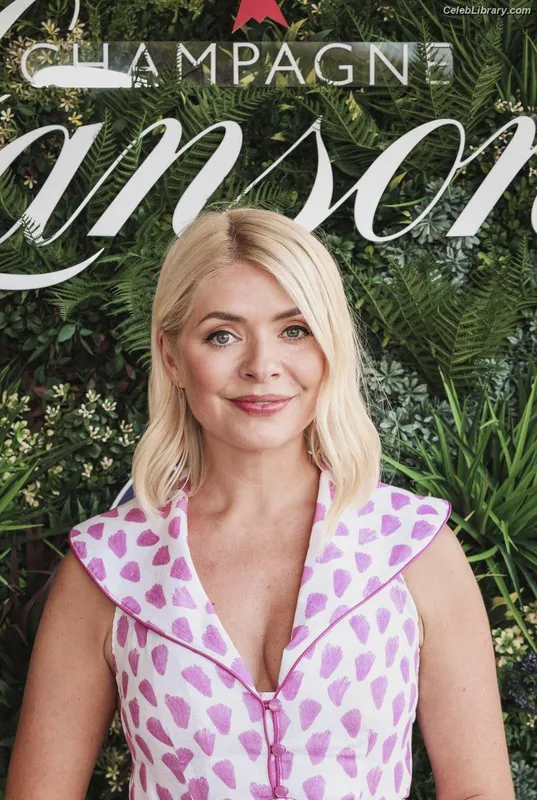 Holly Willoughby photo 9 of 931