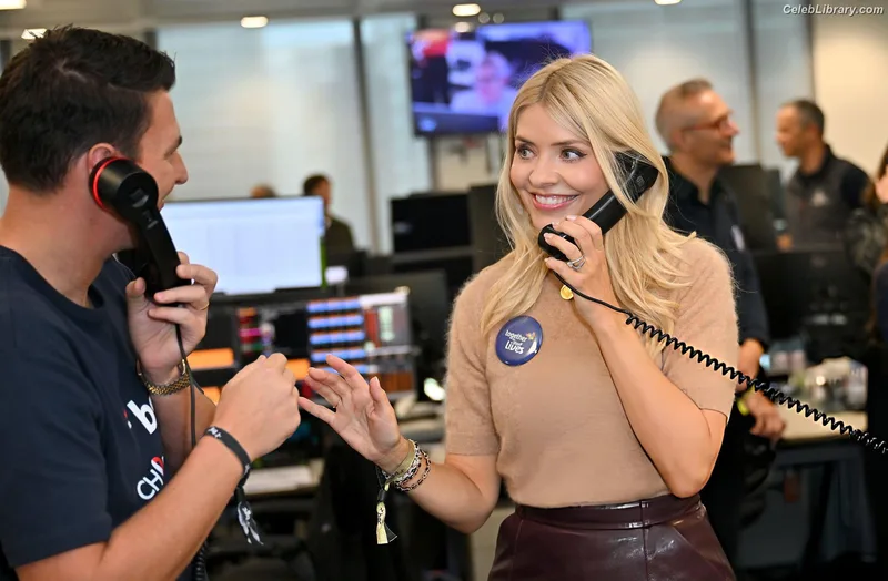 Holly Willoughby photo 15 of 931