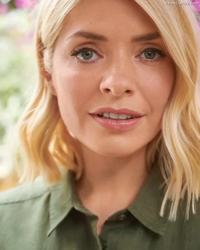Holly Willoughby photo 3 of 931