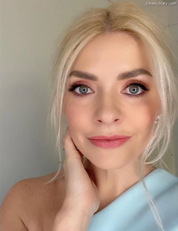 Holly Willoughby photo 6 of 931