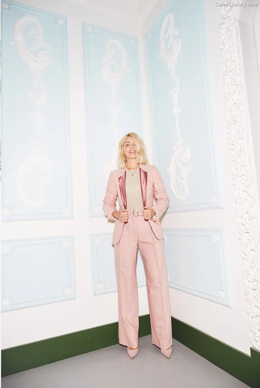 Holly Willoughby photo 8 of 931