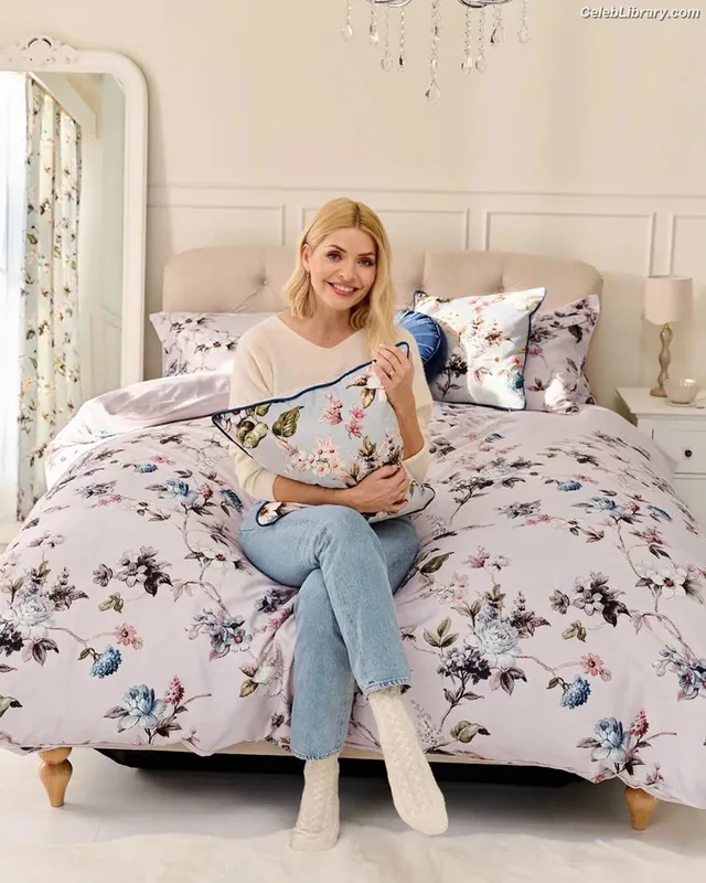 Holly Willoughby photo 23 of 931