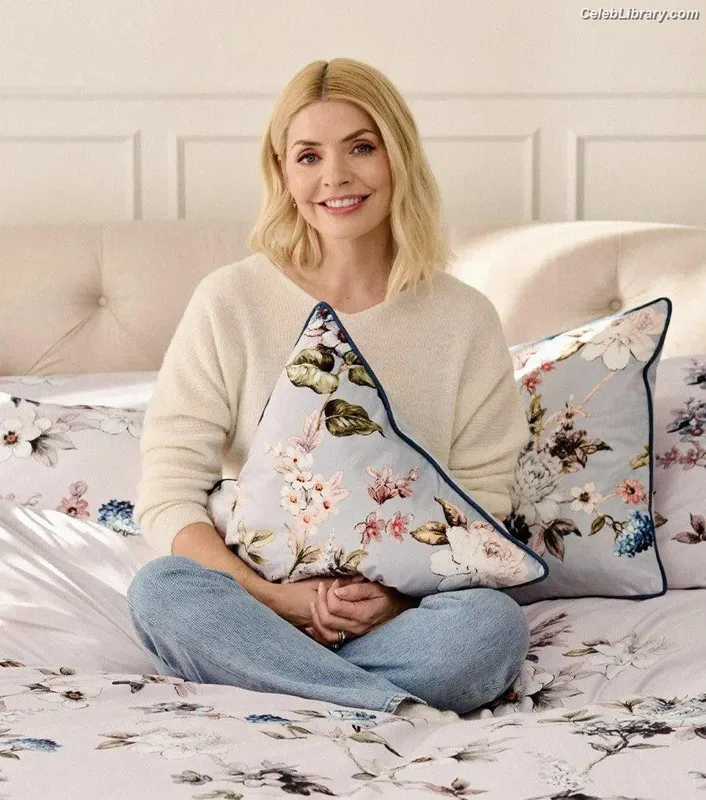 Holly Willoughby photo 24 of 931