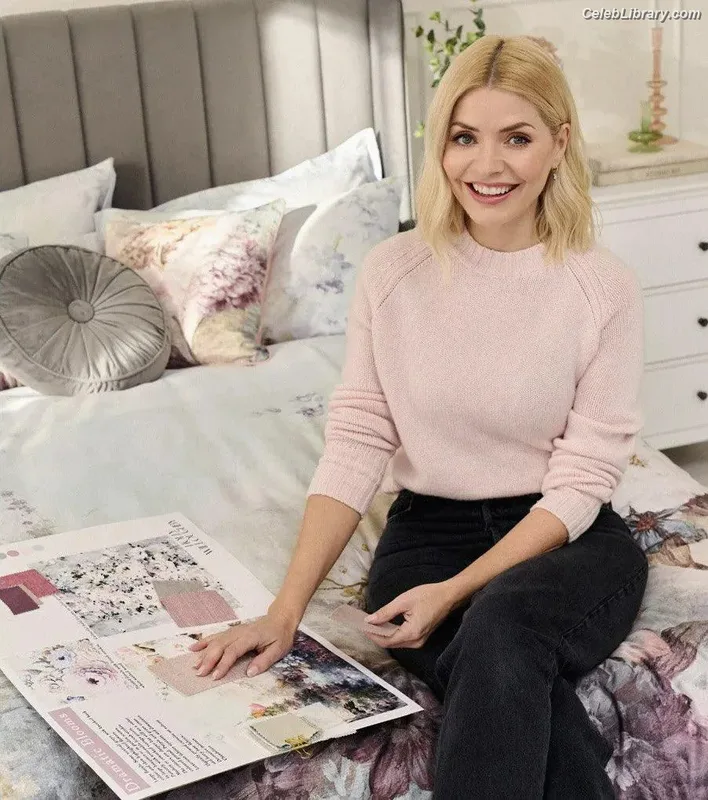 Holly Willoughby photo 1 of 931