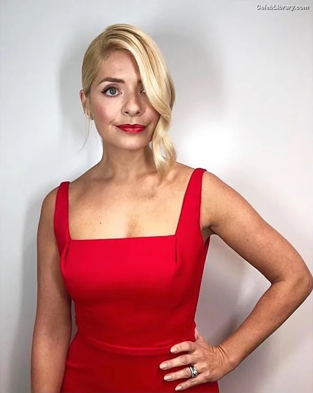 Holly Willoughby photo 2 of 931