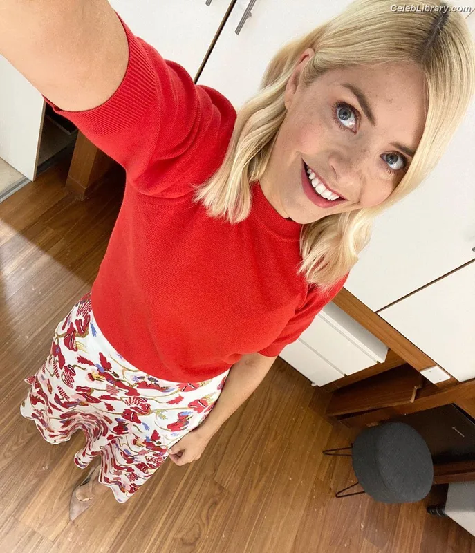 Holly Willoughby photo 9 of 931