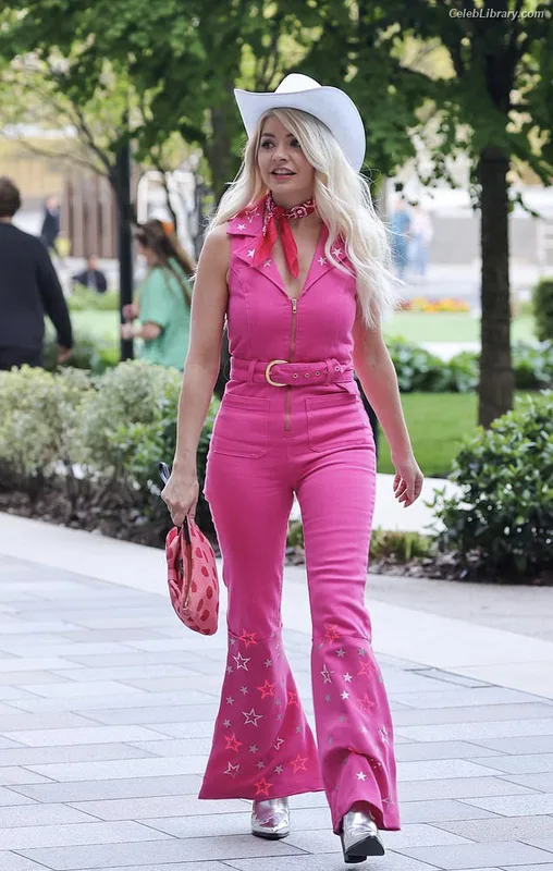 Holly Willoughby photo 7 of 931