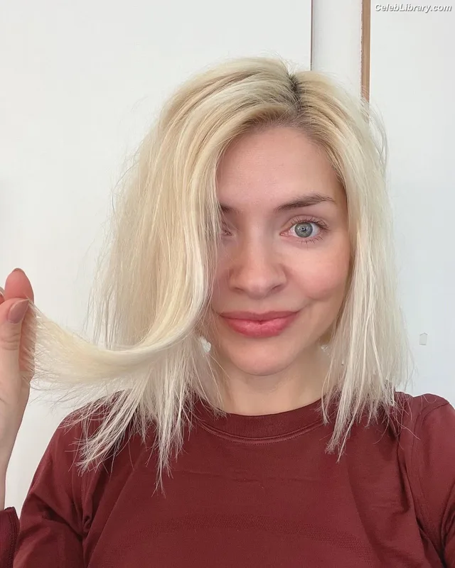 Holly Willoughby photo 11 of 931