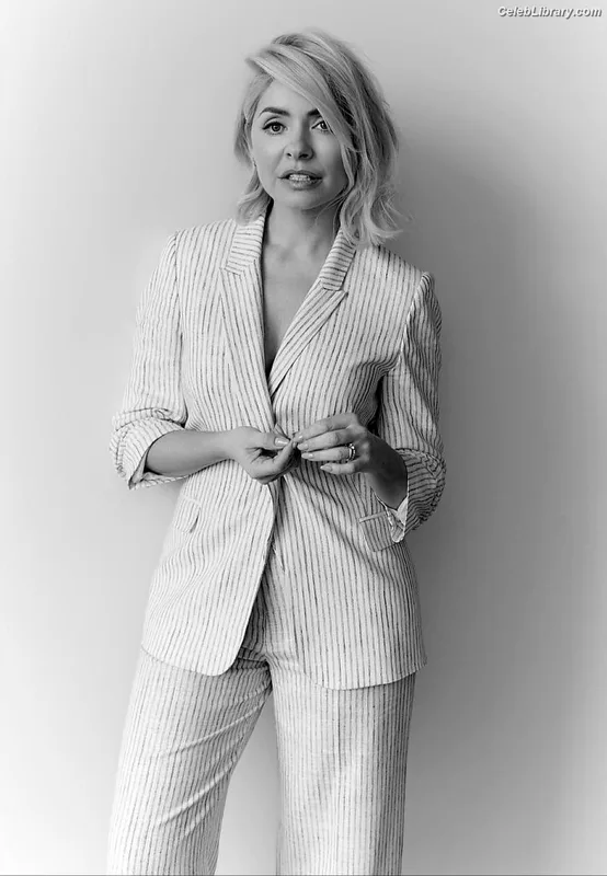 Holly Willoughby photo 15 of 931