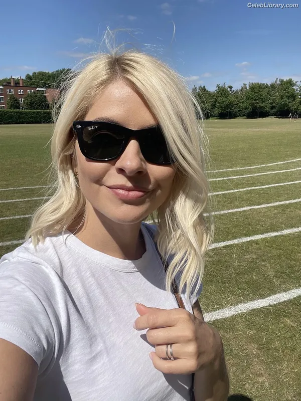 Holly Willoughby photo 19 of 931