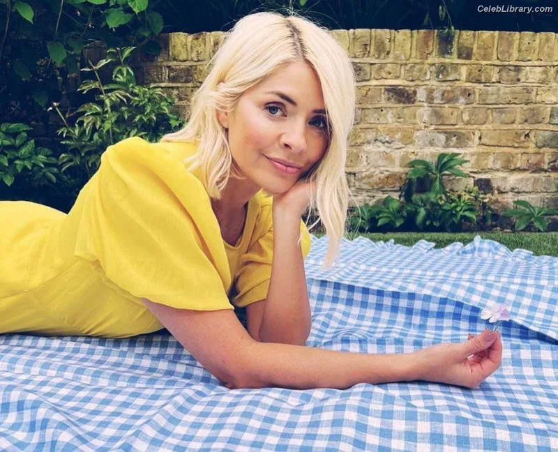Holly Willoughby photo 21 of 931
