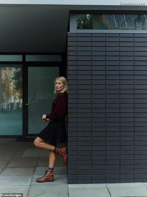 Holly Willoughby photo 23 of 931