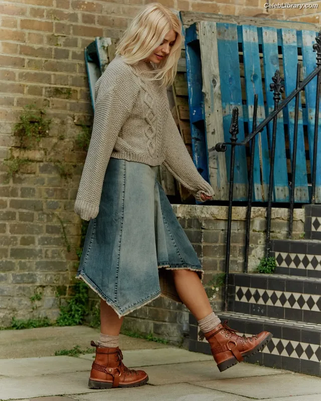 Holly Willoughby photo 5 of 931