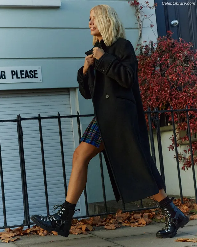 Holly Willoughby photo 6 of 931