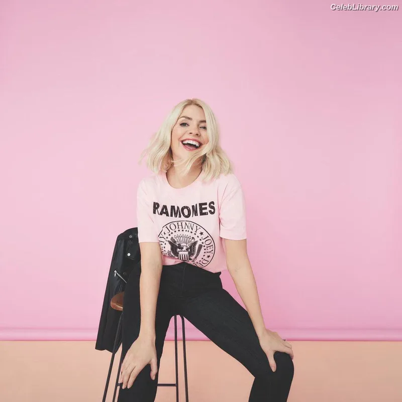 Holly Willoughby photo 7 of 931