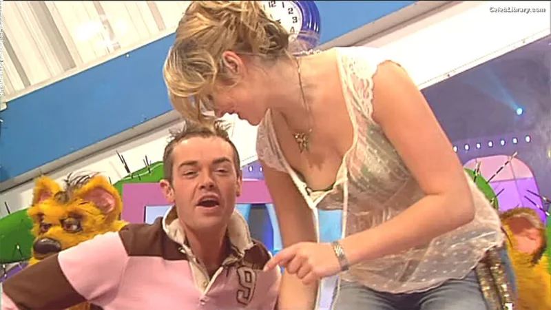 Holly Willoughby photo 17 of 931