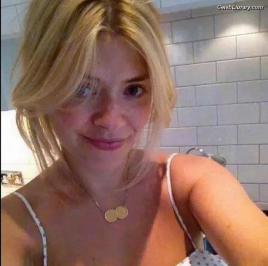 Holly Willoughby photo 18 of 931