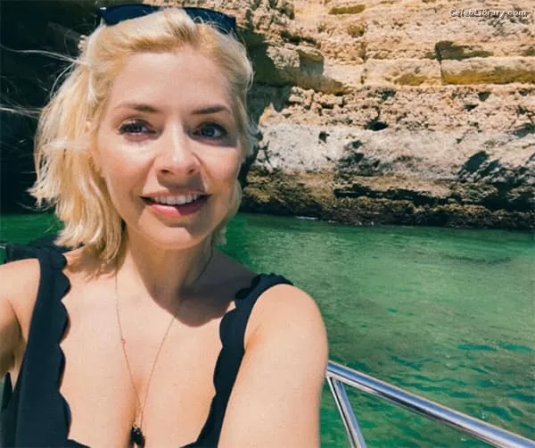 Holly Willoughby photo 3 of 931