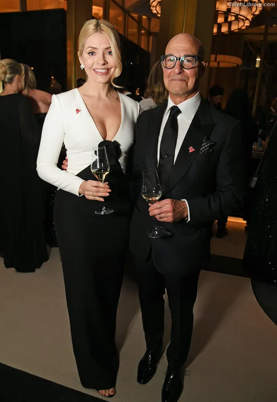 Holly Willoughby photo 15 of 931