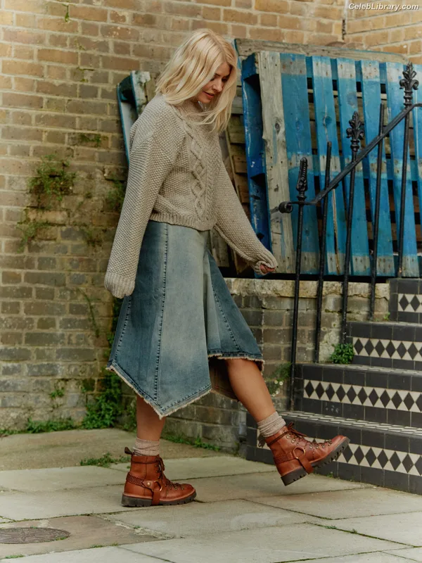 Holly Willoughby photo 24 of 931
