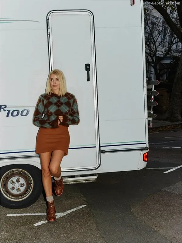 Holly Willoughby photo 2 of 931