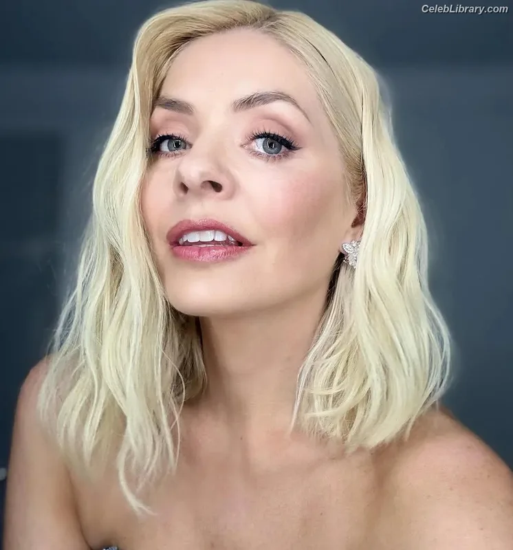 Holly Willoughby photo 21 of 931