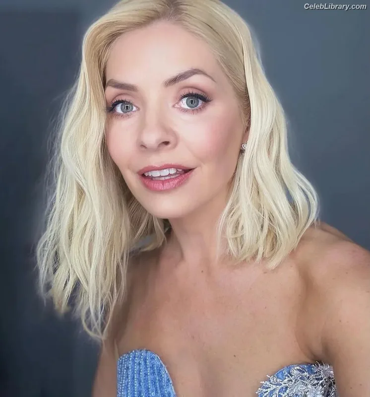 Holly Willoughby photo 22 of 931