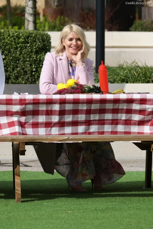 Holly Willoughby photo 13 of 931