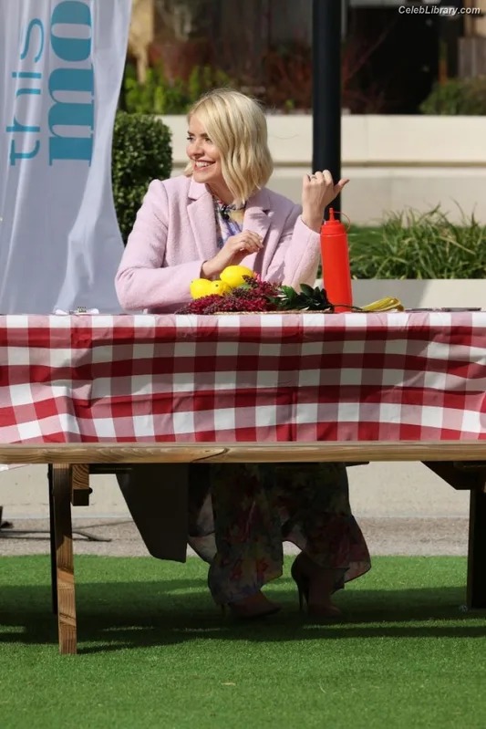 Holly Willoughby photo 14 of 931