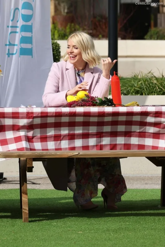 Holly Willoughby photo 15 of 931