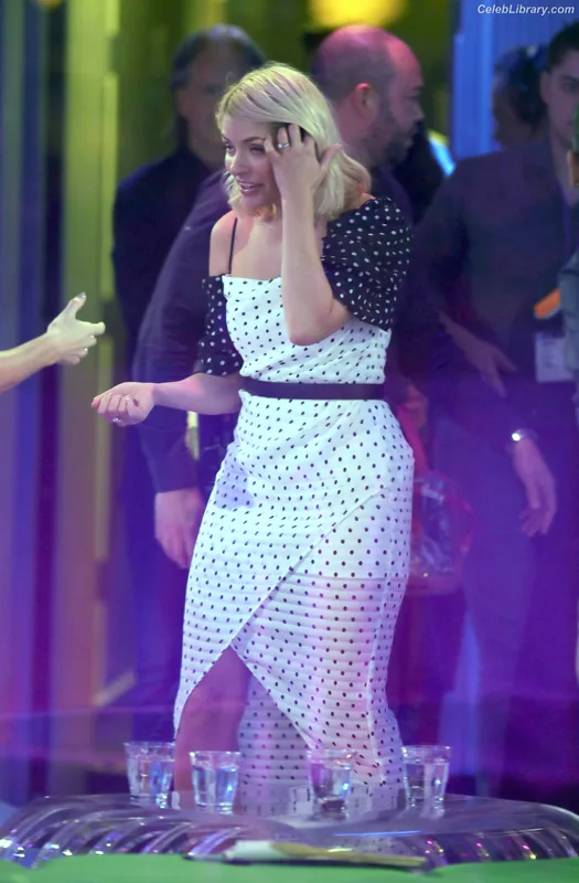 Holly Willoughby photo 16 of 931