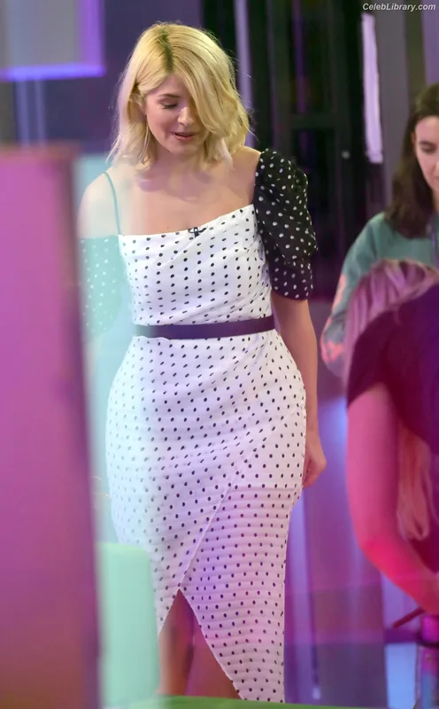 Holly Willoughby photo 11 of 931