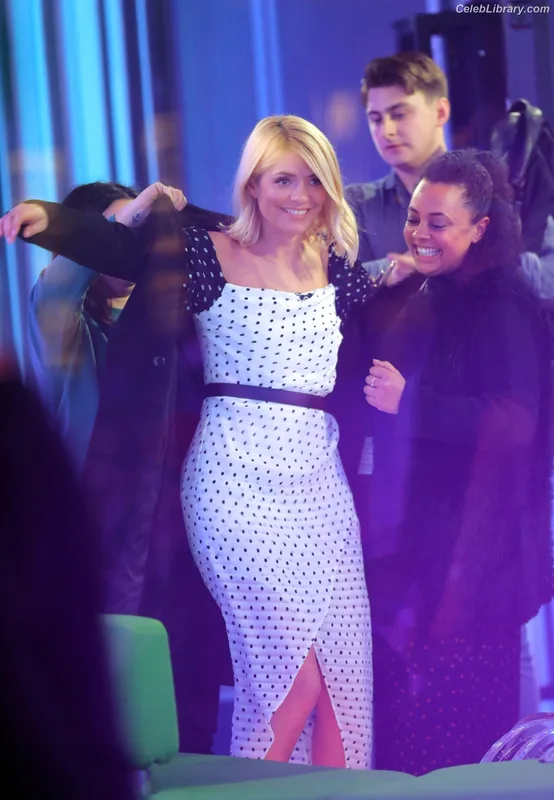 Holly Willoughby photo 3 of 931