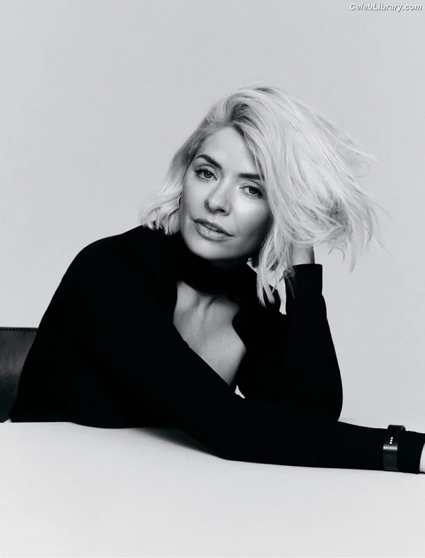 Holly Willoughby photo 5 of 931