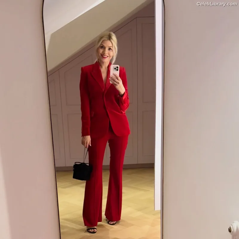 Holly Willoughby photo 16 of 931