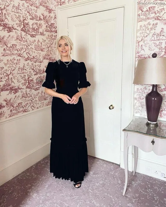 Holly Willoughby photo 17 of 931