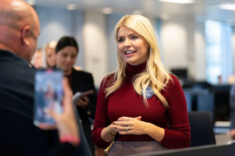 Holly Willoughby photo 22 of 931