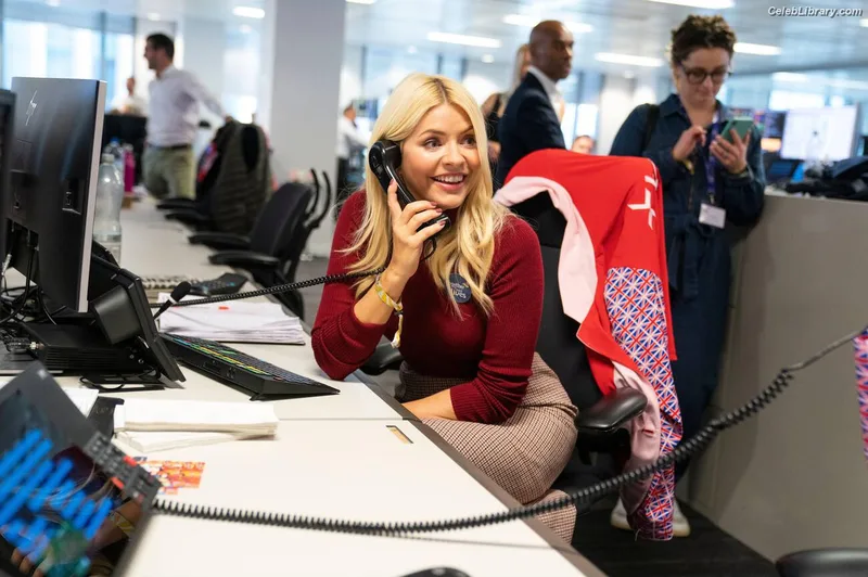 Holly Willoughby photo 1 of 931