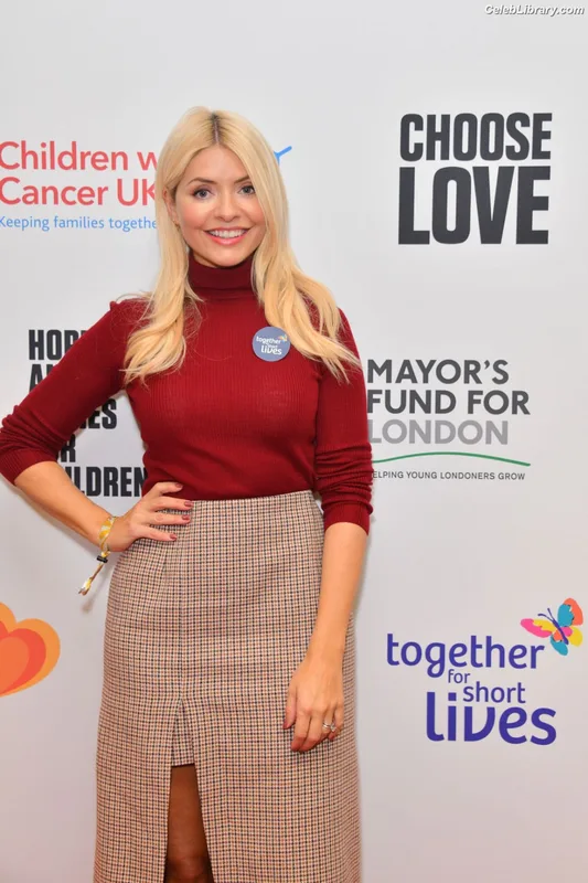 Holly Willoughby photo 6 of 931