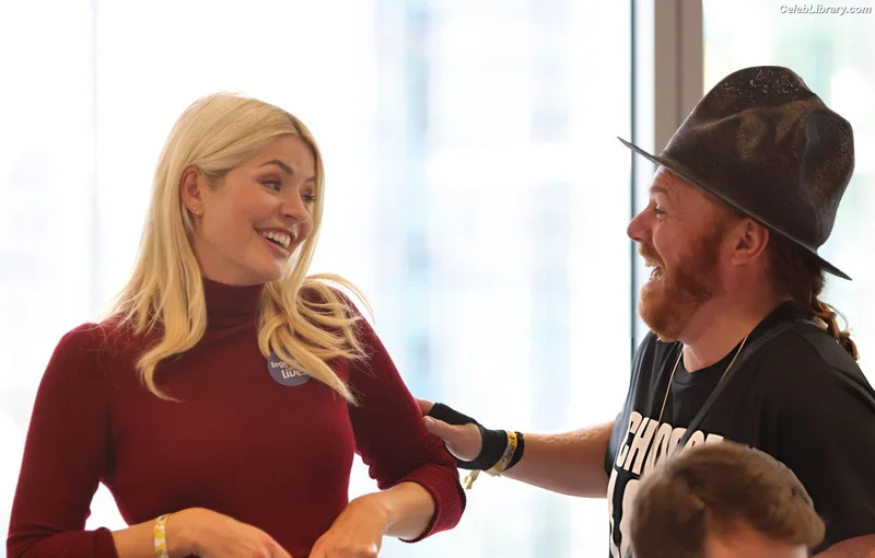 Holly Willoughby photo 11 of 931