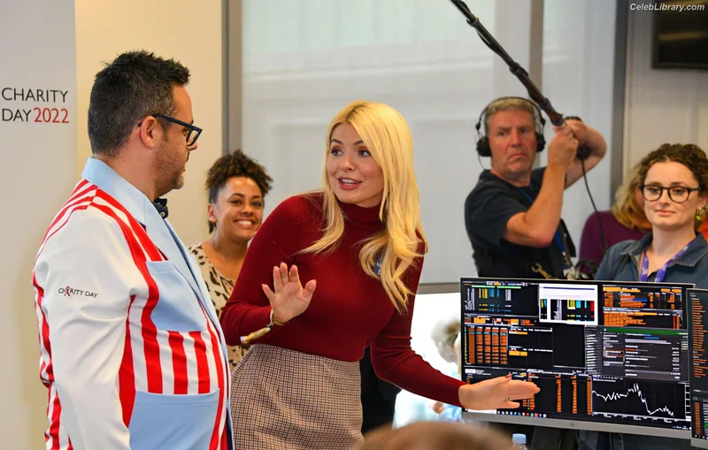 Holly Willoughby photo 13 of 931