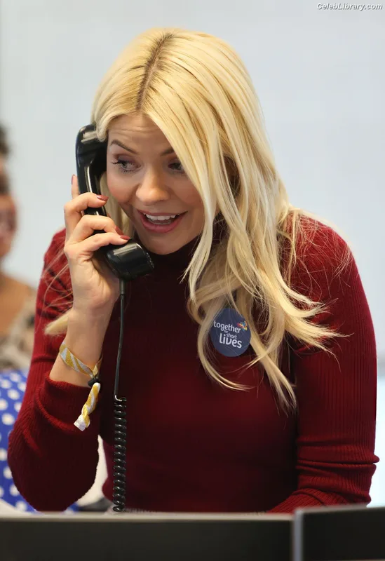 Holly Willoughby photo 16 of 931