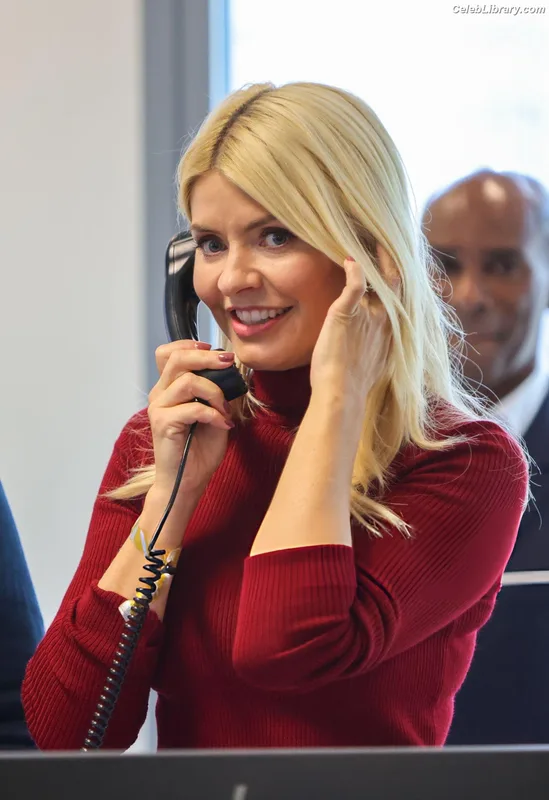 Holly Willoughby photo 5 of 931