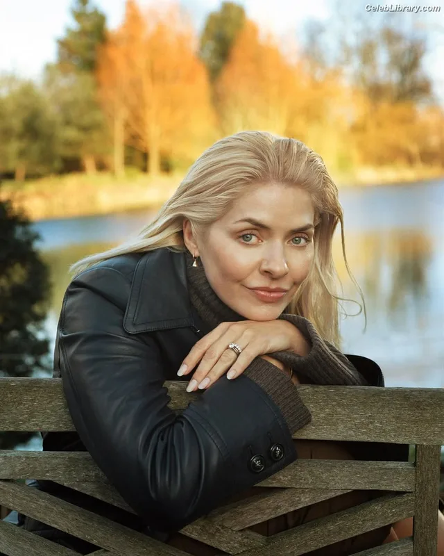 Holly Willoughby photo 15 of 931