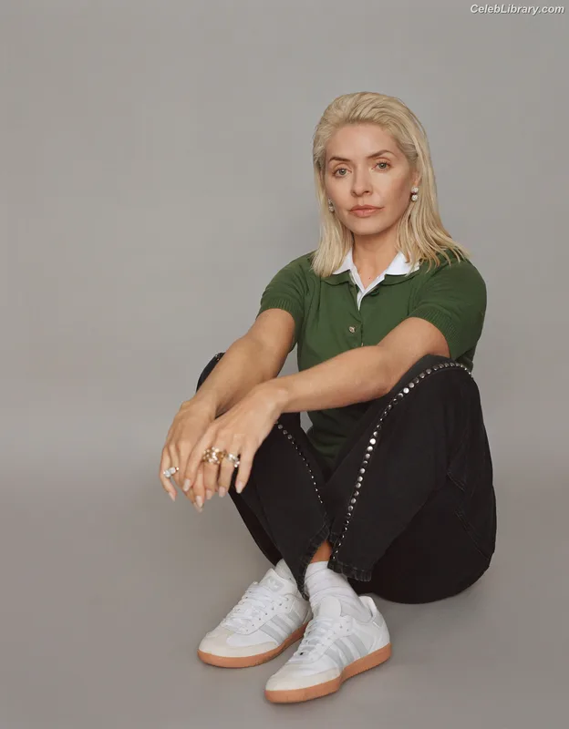 Holly Willoughby photo 16 of 931