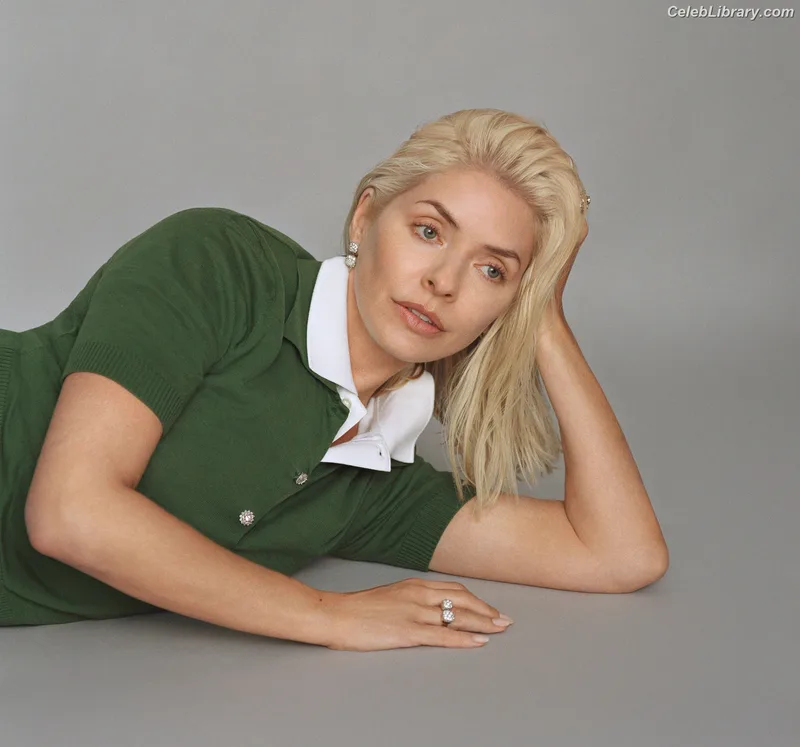 Holly Willoughby photo 17 of 931